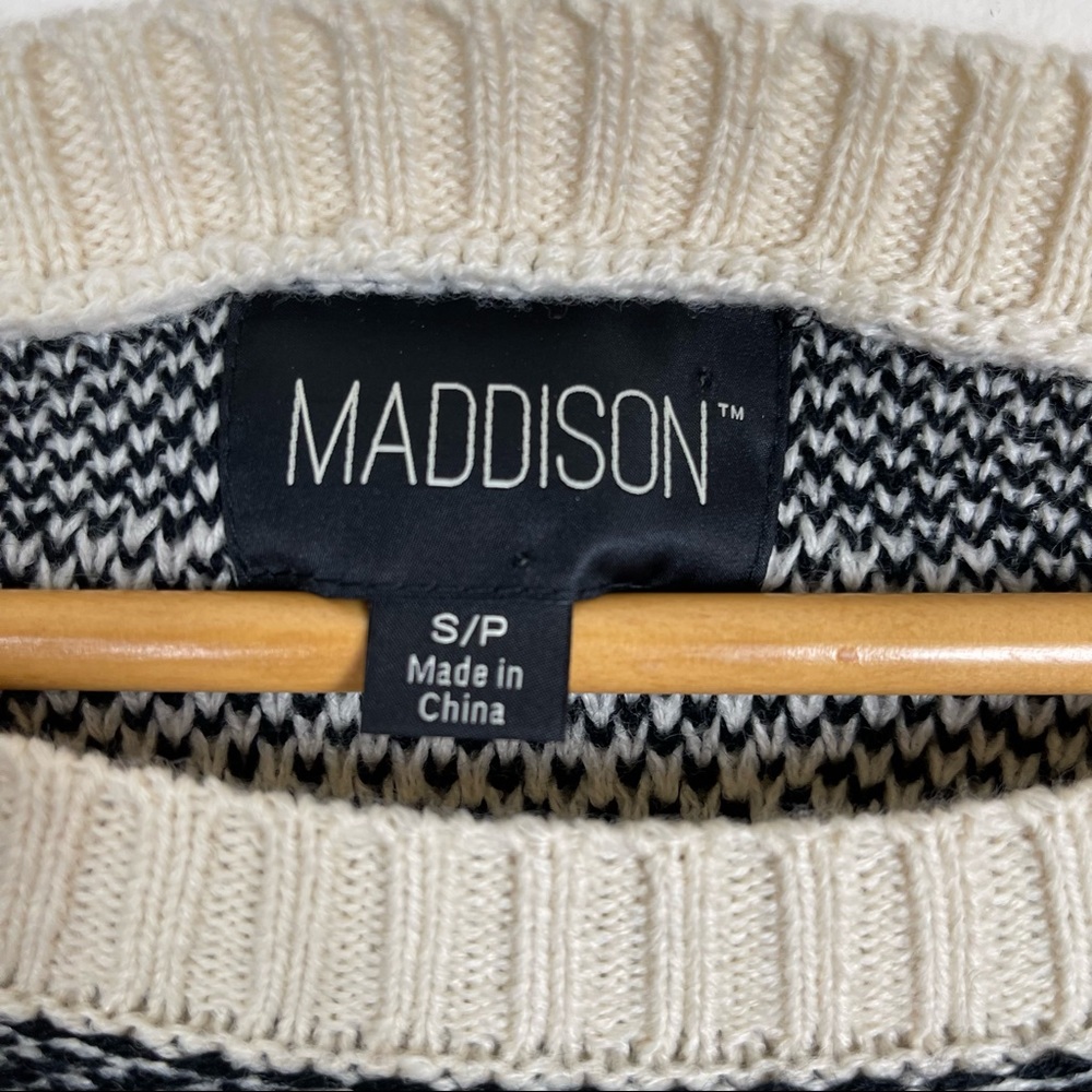 Maddison Tribal Shapes Off White and Gray Sweater Size Small - Picture 9 of 10